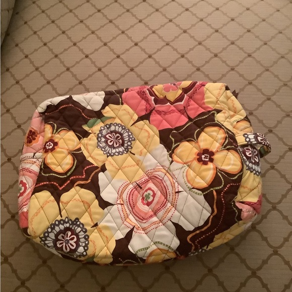 Vera Bradley makeup 💄 travel bag it’s Monogrammed but in excellent shape - Picture 3 of 6